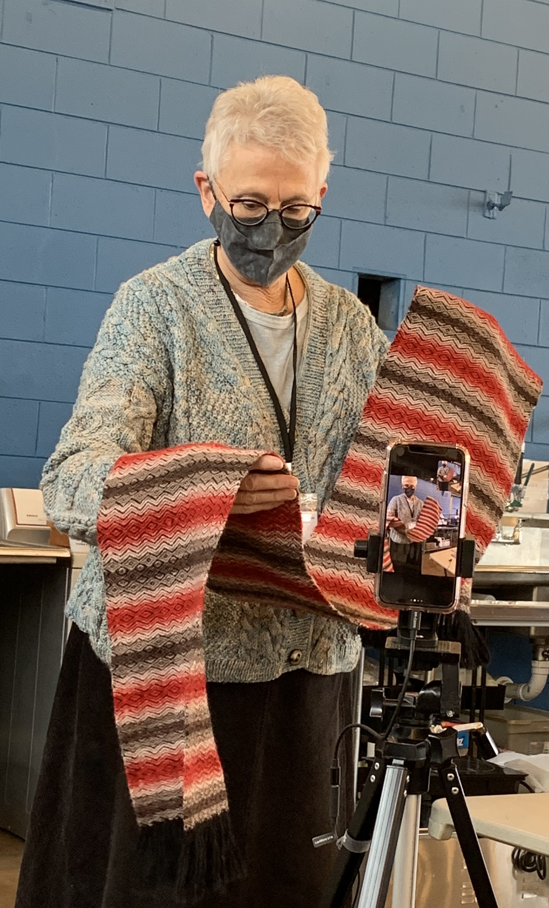 Twill scarf in a gradient of red and brown alpaca